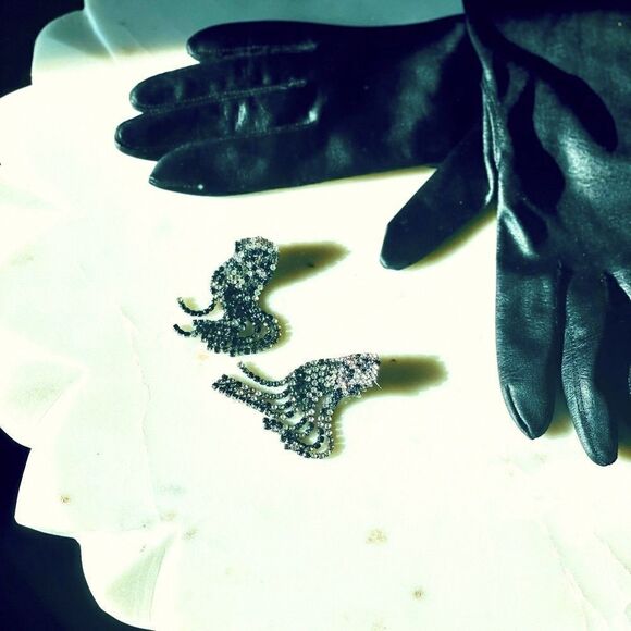 ♥️ Garavani style crystal pendant earrings, clear gunmetal black contrast dangle - Picture 12 of 16